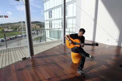 El músico vallisoletano Raúl Olivar en el Centro Cultural ‘Miguel Delibes’.