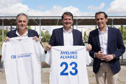 Avelino Álvarez, a la izquierda, arropado por Alfonso Fernández Mañueco y Conrado Íscar durante la campaña electoral. E.M.