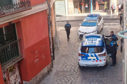 Momento de la detención durante este domingo de una mujer en la calle Ramón Núñez de Valladolid.- EUROPA PRESS