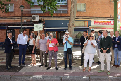 Óscar Puente y diversos concejales del Grupo Municipal Socialista de Valladolid en la concentración convocada por la Asociación de Vecinos 'El Refugio' por el centro de salud de La Magdalena. -E.M.