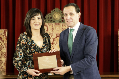 Laura Gutiérrez recibe de Conrado Íscar el premio de periodismo de la Diputación. M. Á. SANTOS / D. V.