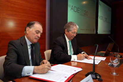 El consejero de Economía y Empleo, Tomás Villanueva, y el presidente de la Compañía Logística de Hidrocarburos, José Luis López, firman un convenio antes de asistir a la graduación y entrega de premios del programa ADE2020-ICAL