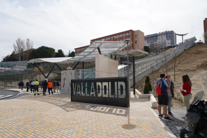El alcalde de Valladolid, Óscar Puente, inaugura los elevadores urbanos en la ladera norte de Parquesol. -ICAL