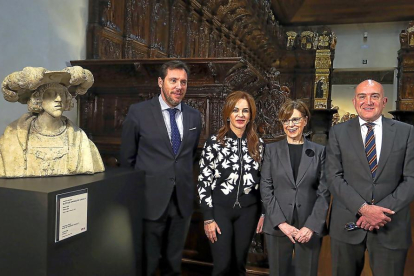 Óscar Puente, Silvia Clemente, María Bolaño y Jesús Julio Carnero en el Museo Nacional de Escultura, junto a un busto de Carlos I.-ICAL