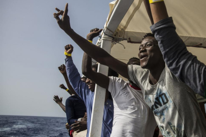 Algunos de los migrantes rescatados por la tripulación del Open Arms.-AP