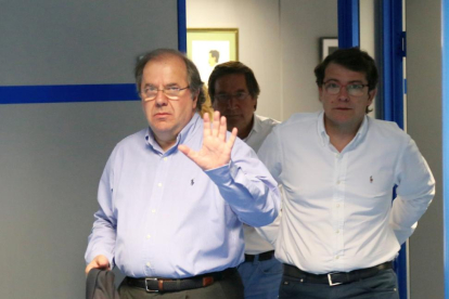 El presidente de la Junta, Juan Vicente Herrera, junto al secretario regional del PP regional, Alfonso Fernández Mañueco, en la sede regional del partido.-ICAL