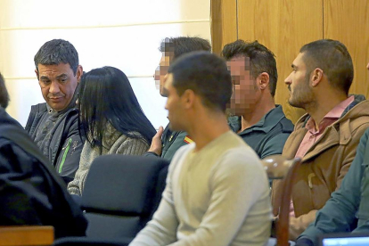 Manuel Martínez se dirige a Vicenta Panduro bajo la mirada de Pablo Azcona y Adrián Blanco durante la primera jornada del juicio.-ICAL