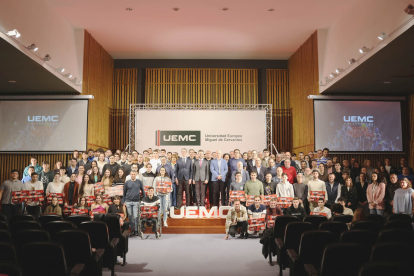 Foto de familia de los becados y representantes de clubes y federaciones en la UEMC. / UEMC