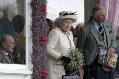 La reina Isabel II, junto al príncipe Carlos, el domingo en la ciudad escocesa de Braemar.-Foto: AFP / ANDY BUCHANAN