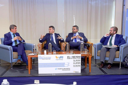 El director de El Mundo de Castilla y León, Pablo Lago; el director de UFD, Raúl Suárez; Joaquín Chico, senior mánager de Deloitte; y el presidente de Apecyl, Javier Gracia, en un momento del Club de Prensa.-J. M. LOSTAU