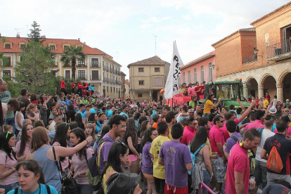 Asistentes al desfile de carrozas de las fiestas patronales de Medina de Rioseco en honor a San Juan Bautista.-EL MUNDO