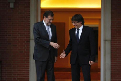Rajoy y Puigdemont se saludan en la puerta de la Moncloa, en abril del pasado año.-DAVID CASTRO