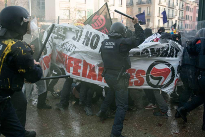Cargas en Girona en un acto antifascista contra Vox.-GLÒRIA SÀNCHEZ / ICONNA