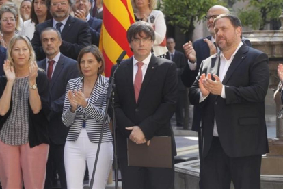 El 'president', Carles Puigdemont, y el vicepresidente del Govern, Oriol Junqueras, durante el anuncio de la fecha y la pregunta del referéndum.-JULIO CARBÓ