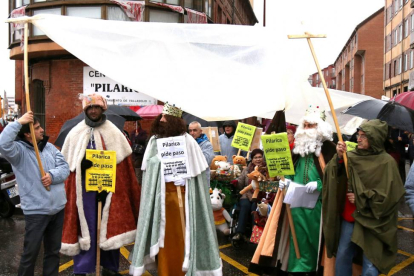 Los vecinos del barrio de La Pilarica celebran una Cabalgata de Reyes para denunciar el cierre del paso a nivel-ICAL