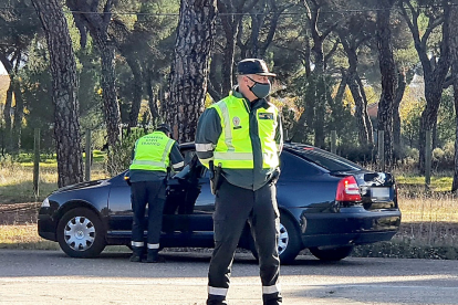 Dos agentes de la Guardia Civil detienen a un vehículo en un control de carreteras.- EL MUNDO