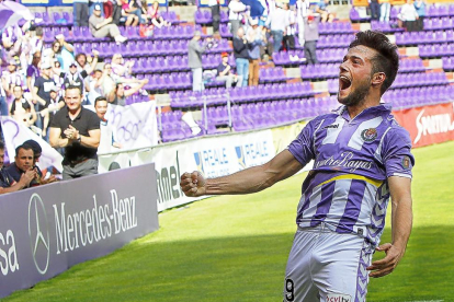 Jose celebra eufórico el gol de la victoria frente al Elche, ayer en el estadio Zorrilla, en el minuto 88-J.M.LOSTAU