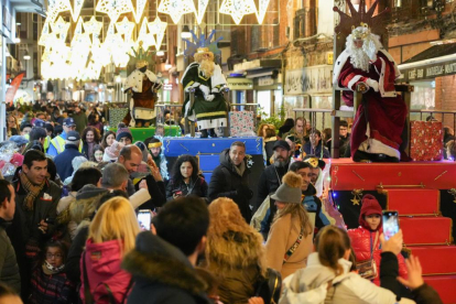 Cabalgata de Reyes Magos en la calle Mantería de Valladolid.- J. M. LOSTAU
