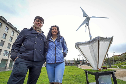 Los ingenieros industriales David Tristán y Miryam Marcos muestran el prototipo en una zona verde de Valladolid.-PHOTOGENIC / MIGUEL ÁNGEL SANTOS