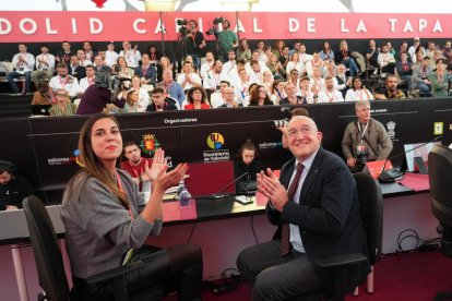 El alcalde Jesús Julio Carnero y la Concejala de Turismo y Eventos, Blanca Jiménez Cuadrillero, en la presentación del Concurso Mundial de Tapas en Valladolid.- J. M. LOSTAU