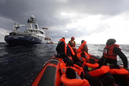 El buque Golfo Azzurro de la ONG Proactiva Open Arms rescata a 112 inmigrantes a bordo de una balsa a la deriva frente a la costa de Libia.-YANNIS BEHRAKIS