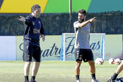 Daniele Verde, junto a Sergio González en su primer entrenamiento con el Valladolid.-J. M. LOSTAU