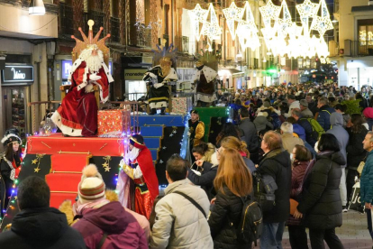 Cabalgata de Reyes Magos en la calle Mantería de Valladolid.- J. M. LOSTAU