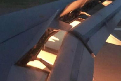 Imágenes de las llamas en el ala derecha del avión que transportaba a la selección de fútbol de Arabia Sau-TWITTER