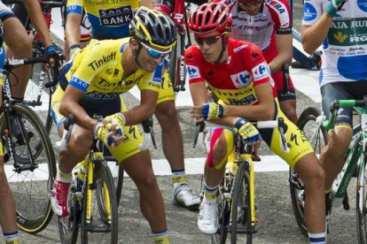 Contador habla con Bennati antes de una salida de etapa.-Foto: AFP / JAIME REINA