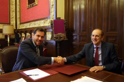 El alcalde Óscar Puente, y el gerente de Aguas de Valladolid, Tomás Pérez Pinto, durante la firma de un convenio de colaboración para garantizar el servicio de agua a las personas en situación de vulnerabilidad económica-ICAL