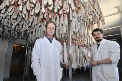 Abajo, Daniel y Sergio de Pablo posan en un secadero de chorizos culares con la curación avanzada.-EL MUNDO