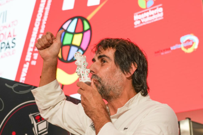 El concursante, Igor Rodríguez, del restaurante El Bandarra de Mallorca, en el Concurso Nacional y Mundial de Pinchos y Tapas en Valladolid.- J. M. LOSTAU