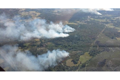 Torres de humo repartidos por varios focos de las montañas gallegas.-EUROPA PRESS