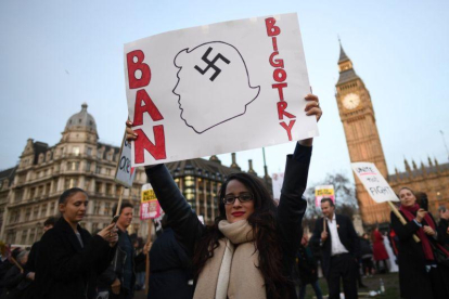 Un manifestante alza una pancarta contra Trump a las puertas del Parlamento británico.-JUSTIN TALLIS / AFP