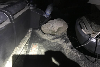 Impacto de una piedra en el parabrisas de un camión. BOMBEROS DE LA DIPUTACIÓN DE VALLADOLID