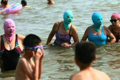 Mujeres con facekini en una playa de China.-Foto: EL PERIÓDICO