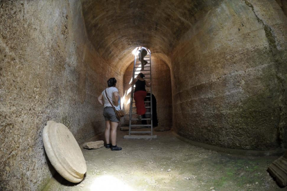 Interior de las cisternas de Uxama-El Burgo de Osma (Soria).-ICAL