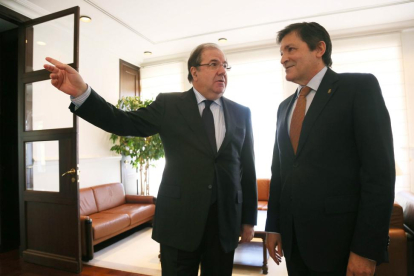 El presidente de la Junta de Castilla y León, Juan Vicente Herrera, se reúne con el presidente del Principado de Asturias, Javier Fernández.-ICAL