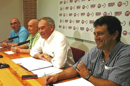 Alfonso de Haro y César Aranda, de CCOO, y Evelio Angulo y José Ignacio Gutiérrez, de UGT en la rueda de prensa.-