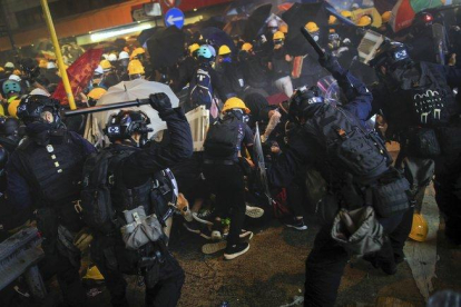 La policía se enfrenta a un grupo de manifestantes en Hong Kong.-AP