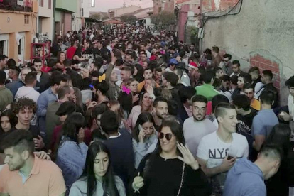 Calle de Matapozuelos abarrotada de jóvenes.-J.I. FERNÁNDEZ