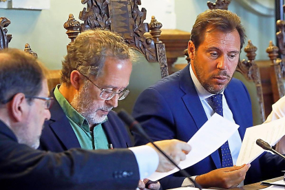 Óscar Puente, junto a Manuel Saravia, durante un pleno en una imagen de archivo.-J. M. LOSTAU
