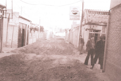Calle sin asfaltar en el barrio Las Villas de Valladolid. | Imagen del libro 'El Lagar de Barahona' de José Antonio Gaviero
