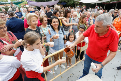 Degustación del primer mosto de la cosecha de 2022 en Serrada. J.M. LOSTAU