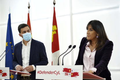 Diego Moreno y Ana Sánchez, durante la comparecencia ante los medios. ICAL