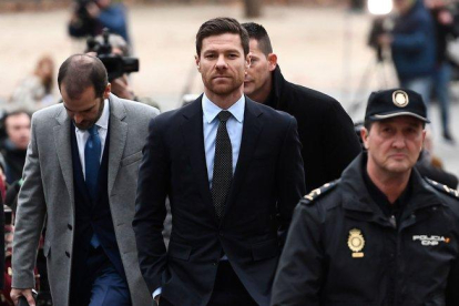 El ex futbolista Xabi Alonso a su llegada este jueves a los juzgados.-AFP