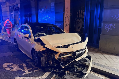 Imagen del Mercedes de Gonzalo Plata tras el accidente. / EL MUNDO