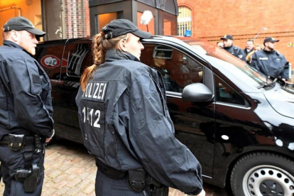 Un coche traslada a Carles Puigdemont desde la prisión de Neumünster hasta dependencias judiciales.-REUTERS