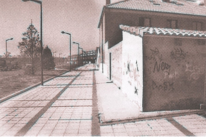 Paseo en la calle Sajambre donde estuvo la acequia en el barrio Las Villas de Valladolid. | Imagen del libro 'El Lagar de Barahona' de José Antonio Gaviero