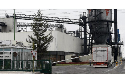 Imagen de uno de los camiones de la empresa llega a la factoría de Bridgestone en Burgos.-EL MUNDO